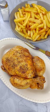 Kızarmış tavuk ve patates kızartması.