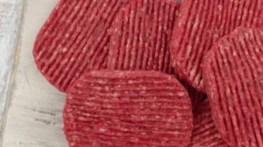 Kesme tahtasında çiğ hamburger bifteği.
