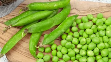 Masadaki çiğ bezelye yığını