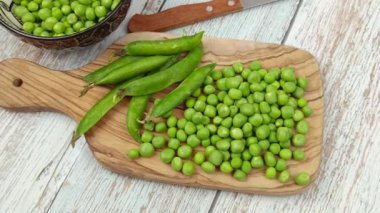 Masadaki çiğ bezelye yığını