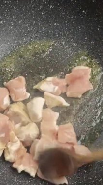 Tavada tavuk parçaları pişiriyorum.