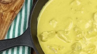 Tavada körili tavuk ve hindistan cevizi sütü.