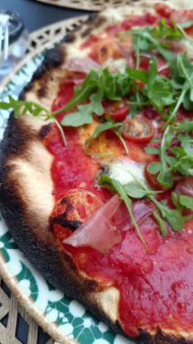 Pizzalı çay, domates ve roka, yakın plan..