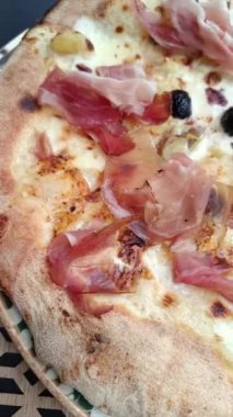 Jambonlu ve kremalı pizza, yakın plan.