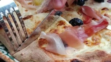 Pizza kesen birine yakın çekim yapmak.