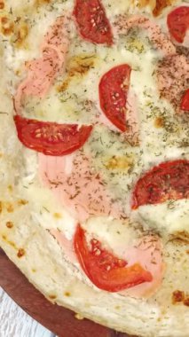 Somon ve domatesli pizza, yakın plan.