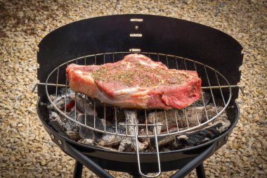 Çiğ sığır kaburgası, yakın plan, barbeküde