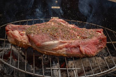 Çiğ sığır kaburgası, yakın plan, barbeküde