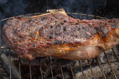 Izgara pirzola, yakın plan, barbeküde.