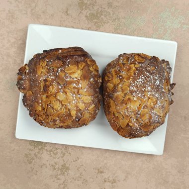 Çikolata ve badem ekmeği, üst manzara, yakın çekim.