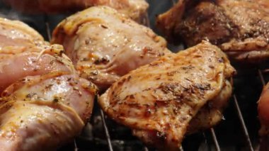 Tavuk parçaları, yemek, barbekü.