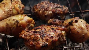 Tavuk parçaları, yemek, barbekü.