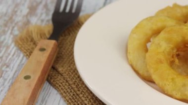 kalamar böreği ya da soğanlı börek, yakın plan, bir tabakta.