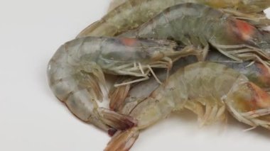 Çiğ karides, yakın plan, tabakta.