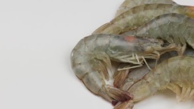 Çiğ karides, yakın plan, tabakta.