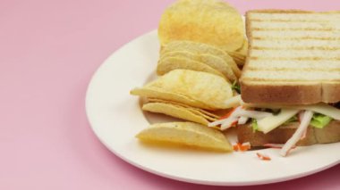 Sörflü sandviç, çiğ sebze ve patates kızartması, yakın plan, tabakta.