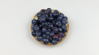 Yabanmersinli tart, yakın plan, beyaz arkaplanda izole edilmiş.