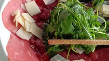 Bir tabak et carpaccio, yakın plan.