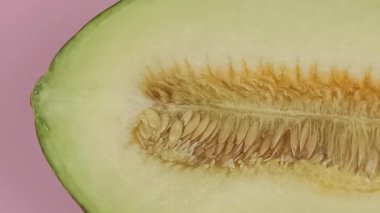 İspanyol kavunu parçalara ayrılmış, izole edilmiş, yakın plan.