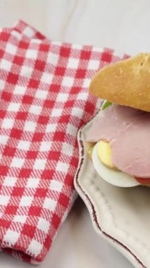 jambonlu ve çiğ sebzeli sandviç.