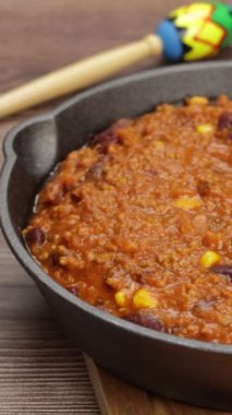 Chili con carne, yakın plan, bir tavada.