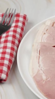 Jambon dilimleri, yakın plan, bir tabakta.