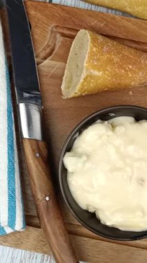 İtalyan Gorgonzola peyniri ve ekmek, yakın plan.