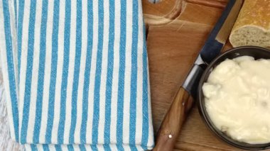 İtalyan Gorgonzola peyniri ve ekmek, yakın plan.