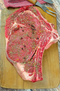 Biber ve sebzeli çiğ pirzola, yakın plan, bir masada.