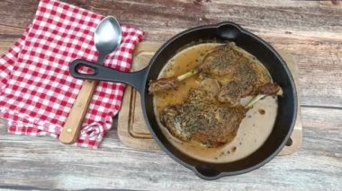 Ördek bacağı, dökme demir tavada biber sosu.