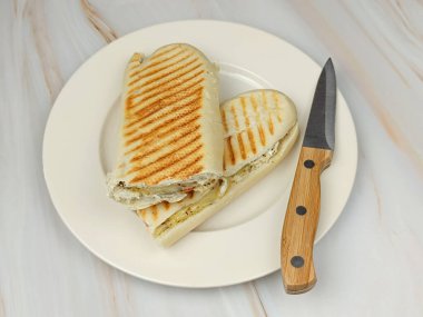 Panini sandviçi, yakın plan, tabakta.