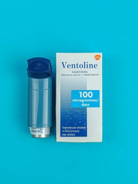 Vaison la Romaine, Vaucluse, Fransa - 06142024: Ventolin kutusu içeriyor ve bronkodilatörü GSK tarafından üretiliyor.