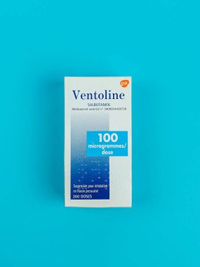 Vaison la Romaine, Vaucluse, Fransa - 06142024: Ventoline kutusu, yakın plan, GSK tarafından üretilen mavi arka plan
