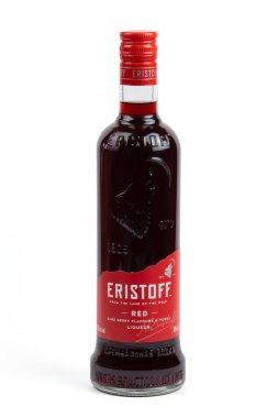 Vaison la Romaine, Vaucluse, Fransa - 06142024: bir şişe Eristoff Red 70cl - Vodka. Beyaz bir arkaplanda izole edilmiş