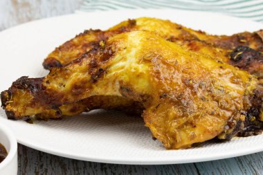 Bir tabak kızarmış tavuk bacağı.