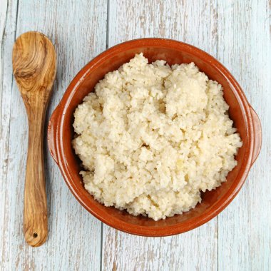 Kırık pirinç tabağı, yakın plan.