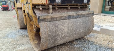 Bir inşaat makinesinin yakın plan görüntüsü: sıkıştırıcı