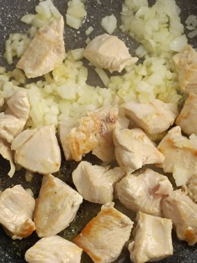 Tavada tavuk ve soğan pişiriyorum.