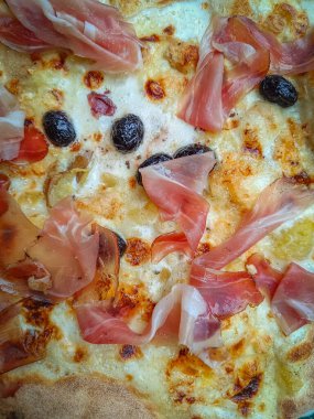 Jambonlu ve kremalı pizza, yakın plan.