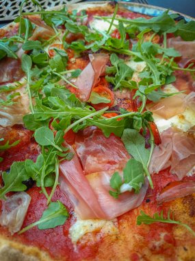 Pizzalı çay, domates ve roka, yakın plan.