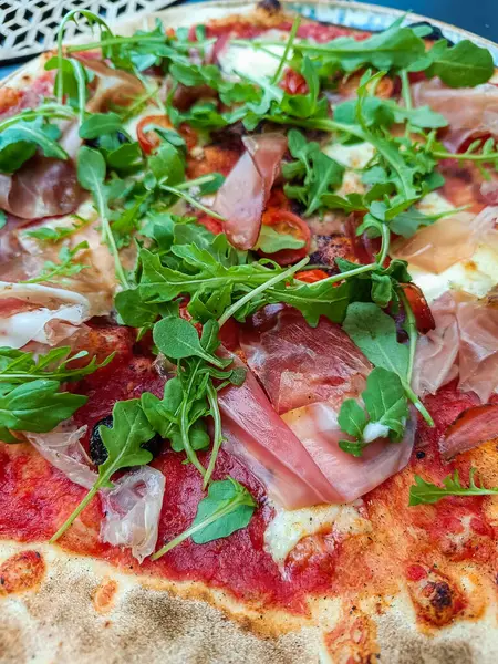 Pizzalı çay, domates ve roka, yakın plan.