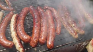 Sosis ve merguez, barbeküde yemek pişirmek.