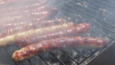 Sosis ve merguez, barbeküde yemek pişirmek.