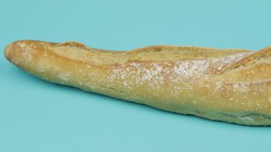 Ekmek, yakın plan, mavi arka plan