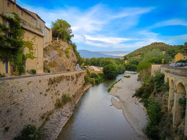 Vaison-la-Romaine kasabasındaki Roma köprüsünden Ouvze Nehri manzarası