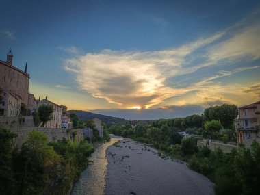 Akşamları Ouvze Nehri manzarası.