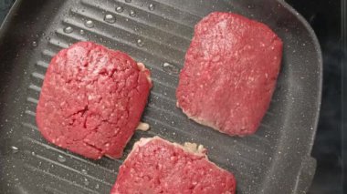 Biftek ızgarada pişiyor.