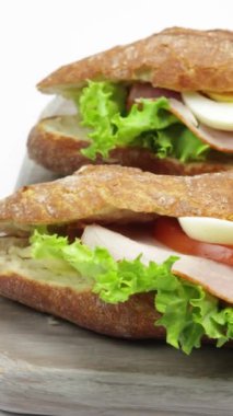 Jambonlu ve sebzeli sandviç, yakın plan.