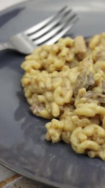 Tavuk ve mantarlı makarna tabağı (coquillettes)