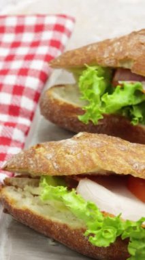 Jambonlu ve sebzeli sandviç, yakın plan.